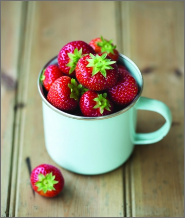 https://harvestatlimoneira.com/wp/../shared/2024/06/mug-of-strawberries-green-spaces.jpg